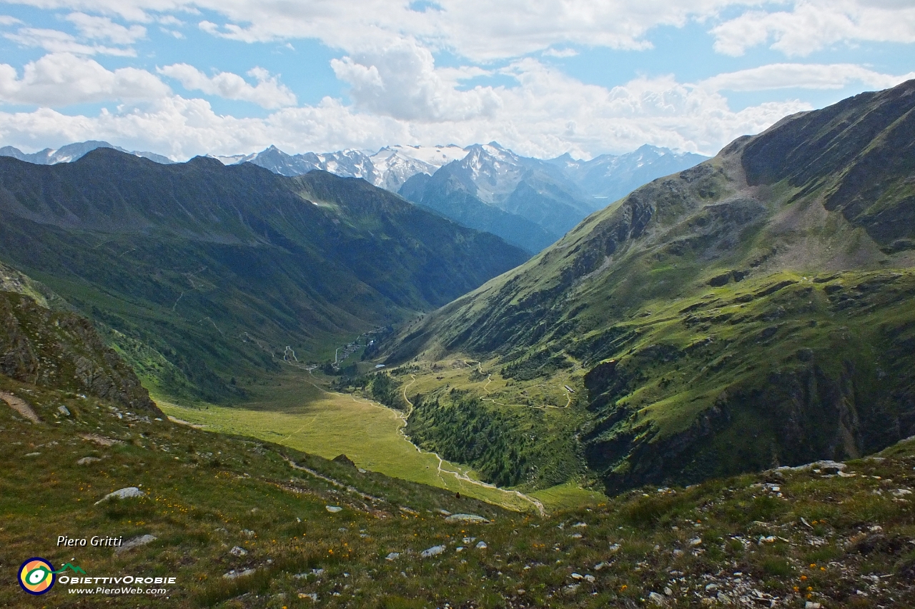 62 Sul sentiero 52 scendiamo in Valle di Viso....JPG